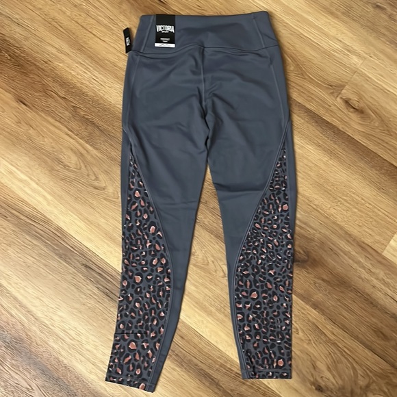 NWT Victoria’s Secret Grey/Leopard Knockout Tights - Picture 2 of 4